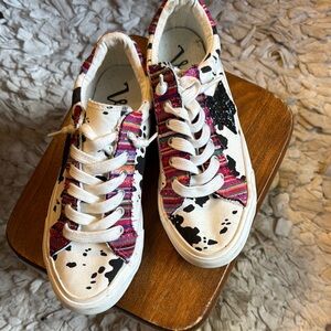 Very G Black and White Sneakers for Everyday Comfort